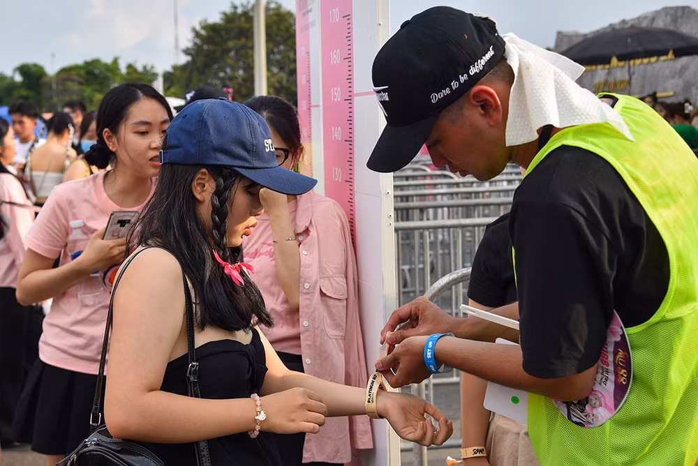 [Ảnh] Sân vận động Mỹ Đình chật cứng người hâm mộ tham gia đêm nhạc của Blackpink ảnh 5