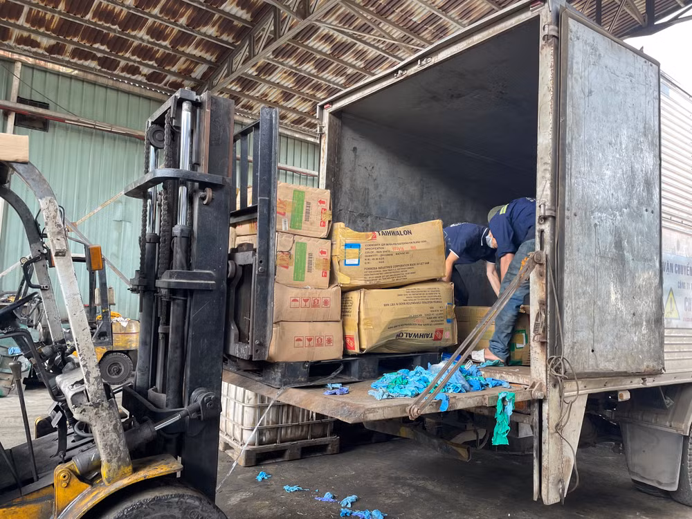 Lực lượng chức năng tiêu hủy thuốc lá nhập lậu và hàng hóa giả mạo nhãn hiệu.