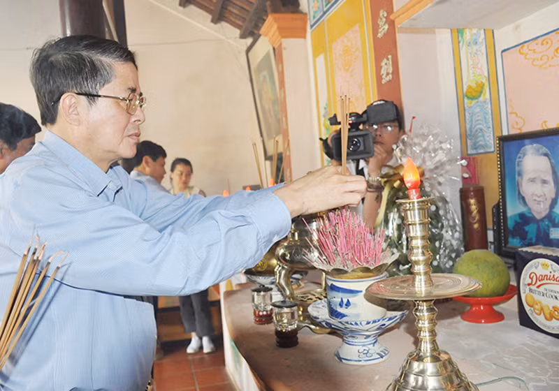 Phó Chủ tịch Quốc hội Nguyễn Đức Hải viếng hương tưởng nhớ Mẹ Việt Nam anh hùng Nguyễn Thị Thứ.