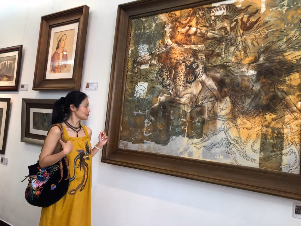 Khán giả xem tranh tại buổi khai mạc.