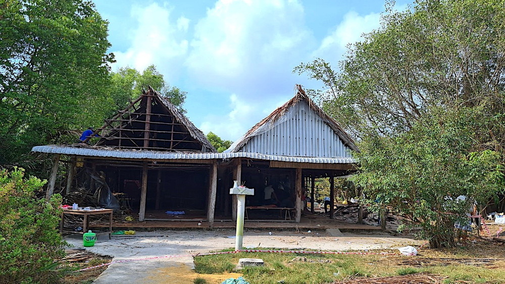 Lực lượng làm nhiệm vụ ở Cà Mau tiến hành cưỡng chế, thu hồi đất và tháo dỡ các công trình tạm trên phần đất đã giao cho Công ty TNHH Trường Khánh.