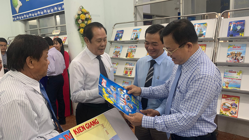 Các đại biểu tham quan ấn phẩm báo Tết khu vực đồng bằng sông Cửu Long.