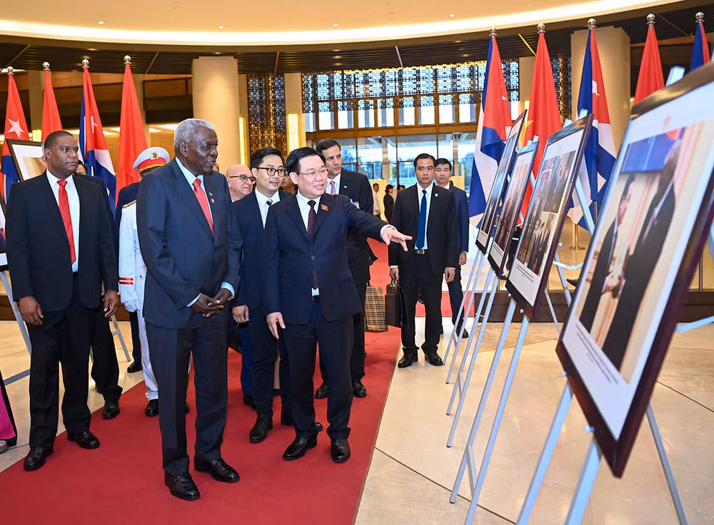 Chủ tịch Quốc hội Vương Đình Huệ và Chủ tịch Quốc hội Cuba Esteban Lazo Hernandez tham quan trưng bày ảnh. (Ảnh: DUY LINH)