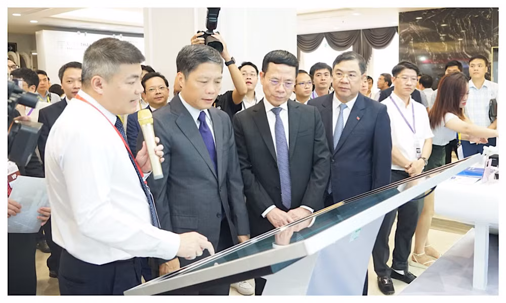 Các đại biểu bộ, ban, ngành Trung ương và địa phương tham quan gian hàng của VNPT.