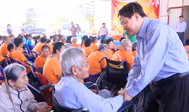 Phó Chủ tịch Quốc hội Nguyễn Đức Hải thăm, chúc Tết tại Làng Hòa Bình.