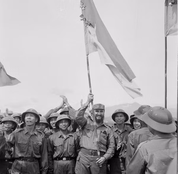 Tổng tư lệnh Fidel Castro phất cao lá cờ của Mặt trận dân tộc giải phóng miền nam Việt Nam tại Cao điểm 241 thuộc xã Cam Chính, huyện Cam Lộ, tỉnh Quảng Trị. (Ảnh tư liệu)