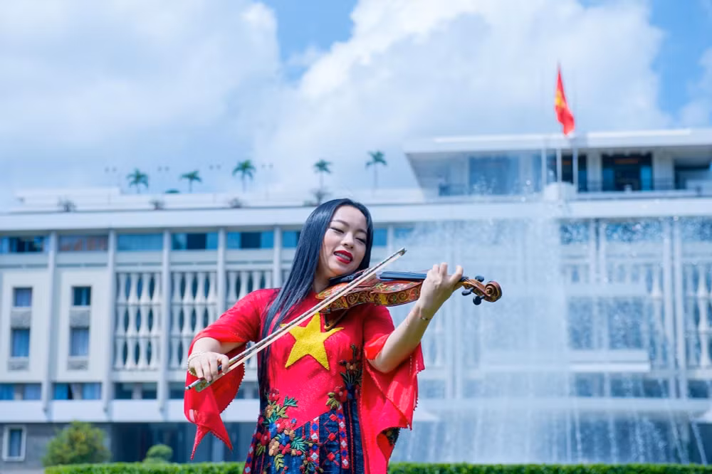 MV Đất nước trọn niềm vui do nghệ sĩ Trịnh Minh Hiền thể hiện.