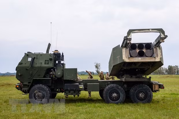 Hệ thống Rocket Đa nòng Cơ động cao (HIMARS) nằm trong gói viện trợ quân sự của Mỹ cho Ukraine. (Ảnh: AFP/TTXVN)