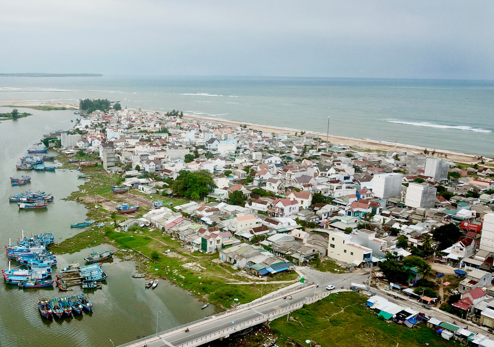 Người dân nhiều vùng quê, làng biển chọn lựa cơ sở y tế các tỉnh, thành phố khác để khám chữa bệnh. 