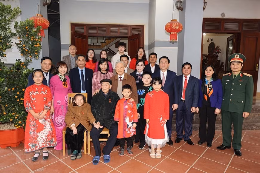 Tổng Bí thư Nguyễn Phú Trọng với gia đình ông Nguyễn Trung Lựu. (Ảnh: TTXVN)