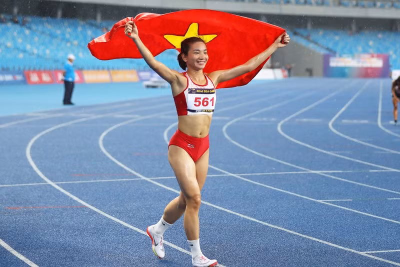 Nguyễn Thị Oanh giành cú đúp Huy chương Vàng ở nội dung chạy 1.500m và 3.000m vượt chướng ngại vật.