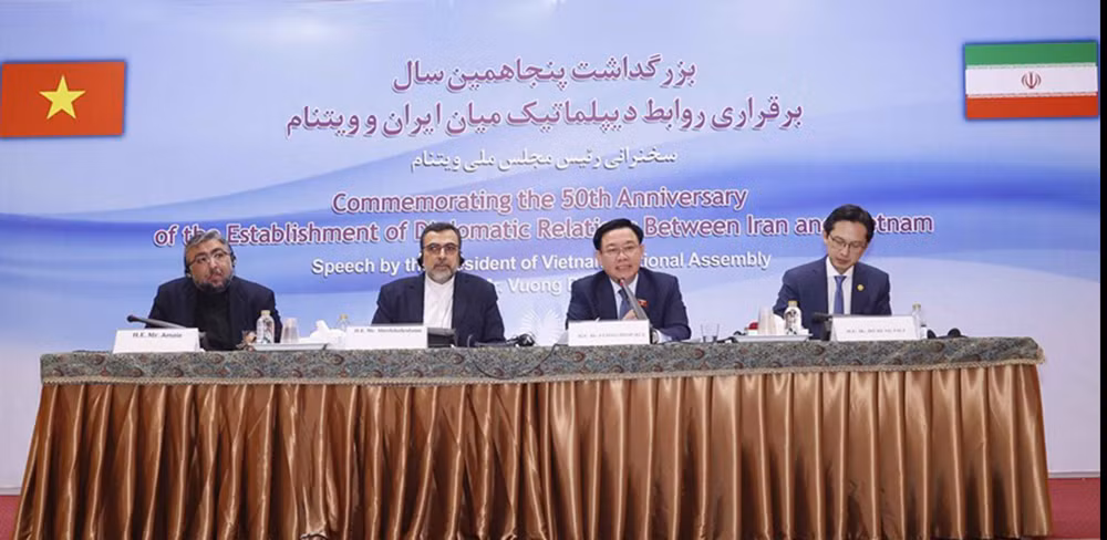 Chủ tịch Quốc hội Vương Đình Huệ trả lời các câu hỏi của đại biểu Iran.