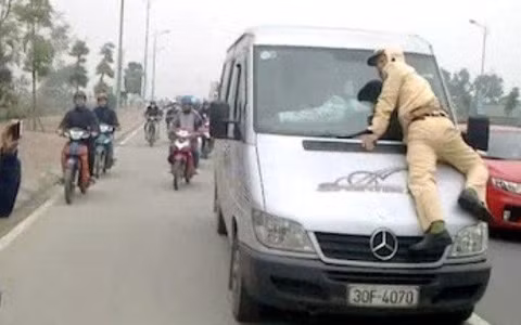 Hình ảnh người vi phạm chống đối lực lượng chức năng. (Ảnh minh họa)