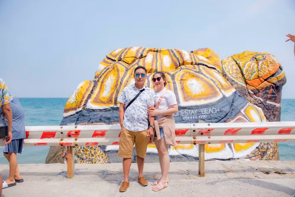 Du khách tham quan du lịch Kiên Hải.