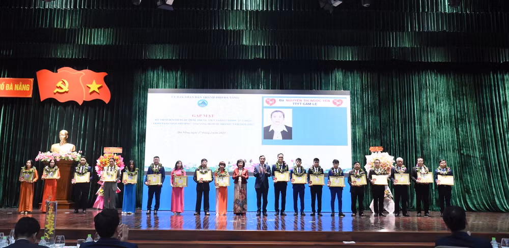 Đà Nẵng trao giải thưởng "Tỏa sáng blouse trắng"tri ân đội ngũ y, bác sĩ.