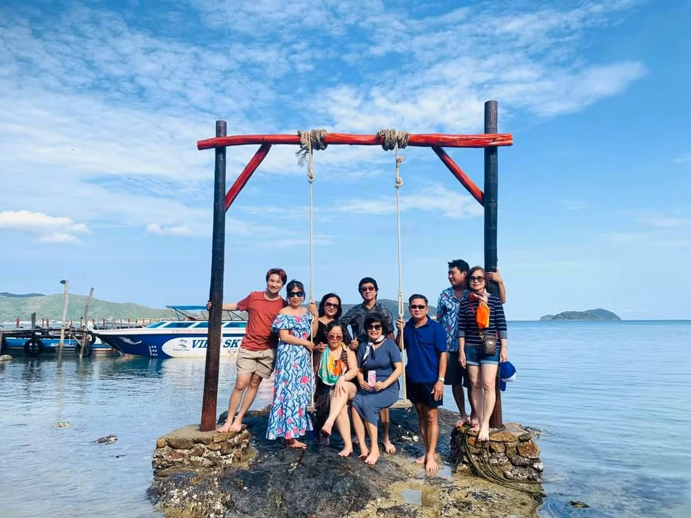 Du khách chụp ảnh lưu niệm ở huyện Kiên Hải, tỉnh Kiên Giang. 