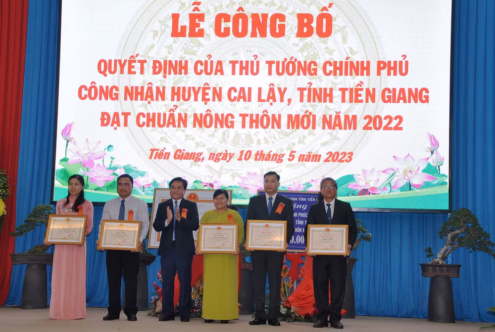 Lãnh đạo Ủy ban nhân dân tỉnh Tiền Giang trao Bằng khen cho các cá nhân có nhiều đóng góp trong quá trình xây dựng nông thôn mới.