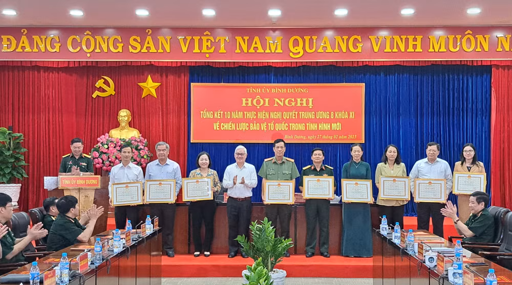 Bí thư Tỉnh ủy Bình Dương Nguyễn Văn Lợi trao tặng Bằng khen của Chủ tịch Ủy ban nhân tỉnh cho các tập thể.