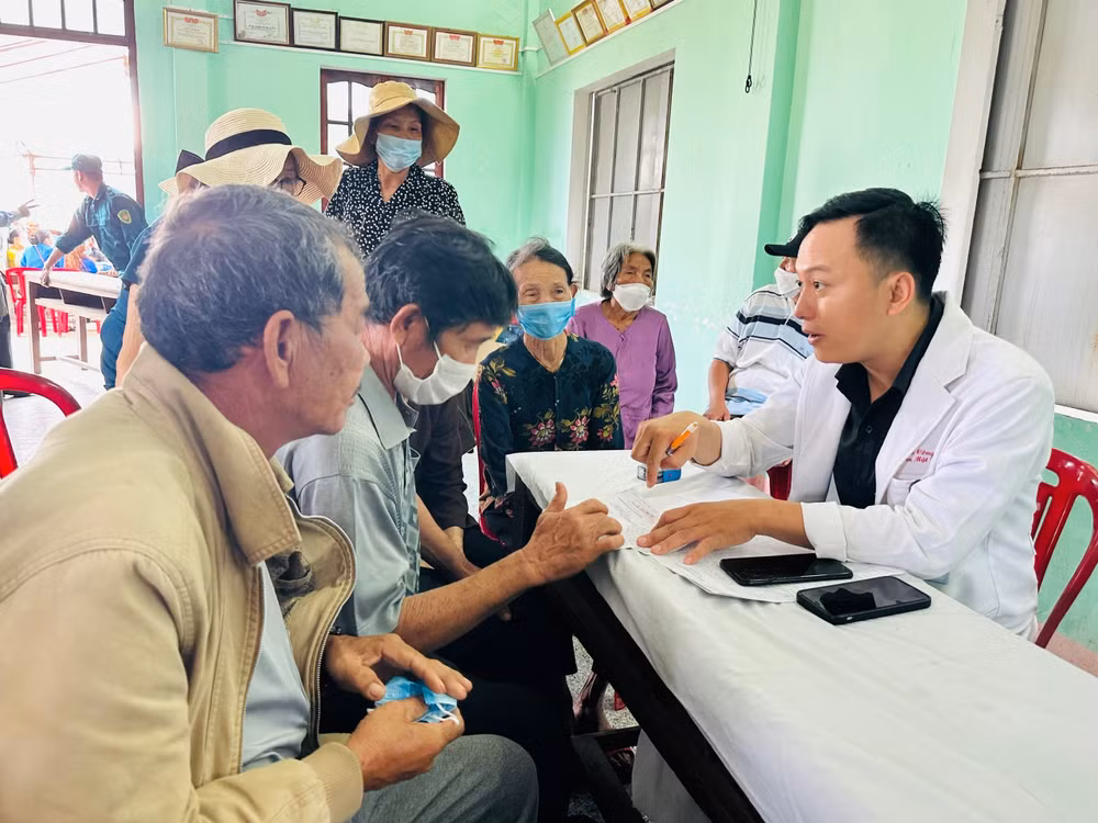 Các chương trình xã hội hóa y tế cùng sự tham gia của các bác sĩ bệnh viện lớn, có uy tín chia sẻ bớt áp lực cho y tế cơ sở.