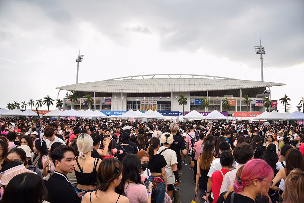 [Ảnh] Sân vận động Mỹ Đình chật cứng người hâm mộ tham gia đêm nhạc của Blackpink ảnh 1