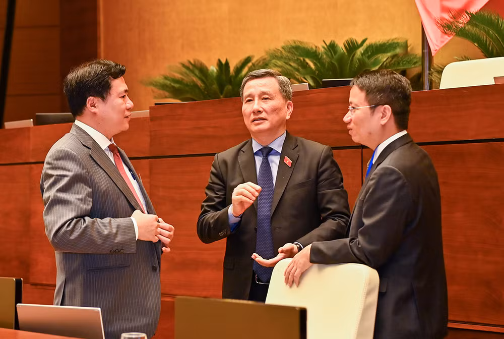 Chủ nhiệm Ủy ban Khoa học, Công nghệ và Môi trường Lê Quang Huy; Thứ trưởng Công thương Nguyễn Sinh Nhật Tân trao đổi trong giờ nghỉ giải lao.