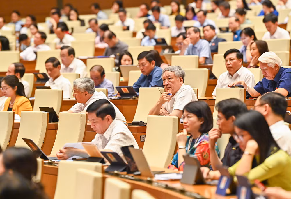 Các đại biểu Quốc hội theo dõi các ý kiến phát biểu góp ý dự thảo Luật Bảo vệ quyền lợi người tiêu dùng (sửa đổi).