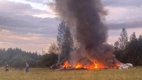 Đám cháy bùng phát tại hiện trường vụ rơi máy bay. (Ảnh: RT/TTXVN)