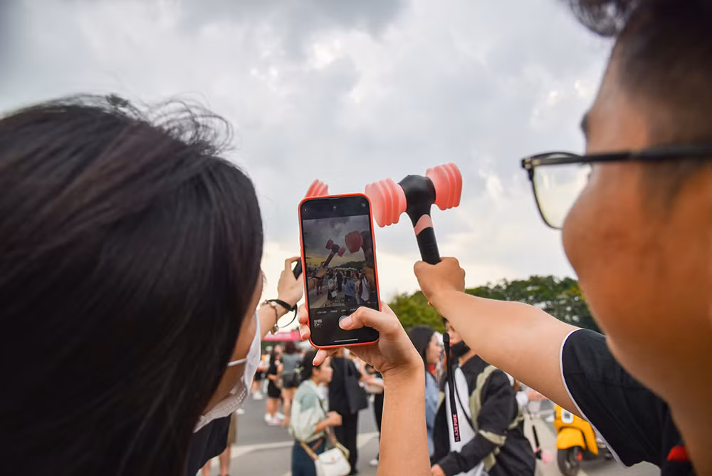 [Ảnh] Sân vận động Mỹ Đình chật cứng người hâm mộ tham gia đêm nhạc của Blackpink ảnh 12