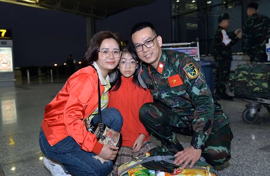 Vợ con Thượng úy Hoa Minh Vượng, Bệnh viện Quân y 103, Học viện Quân y ra sân bay tiễn chồng với lời chúc các anh lên đường may mắn.