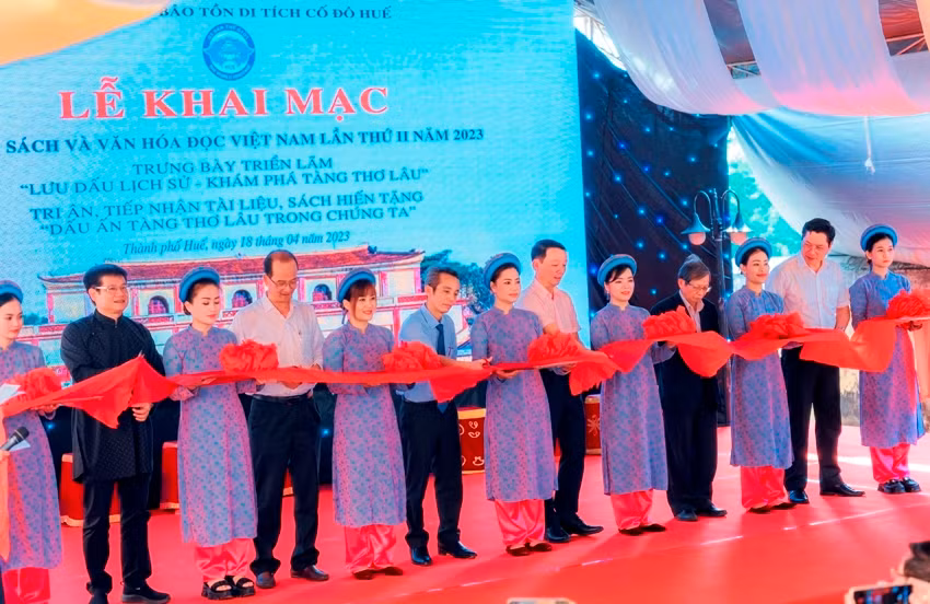 Các đại biểu cắt băng khai mạc.