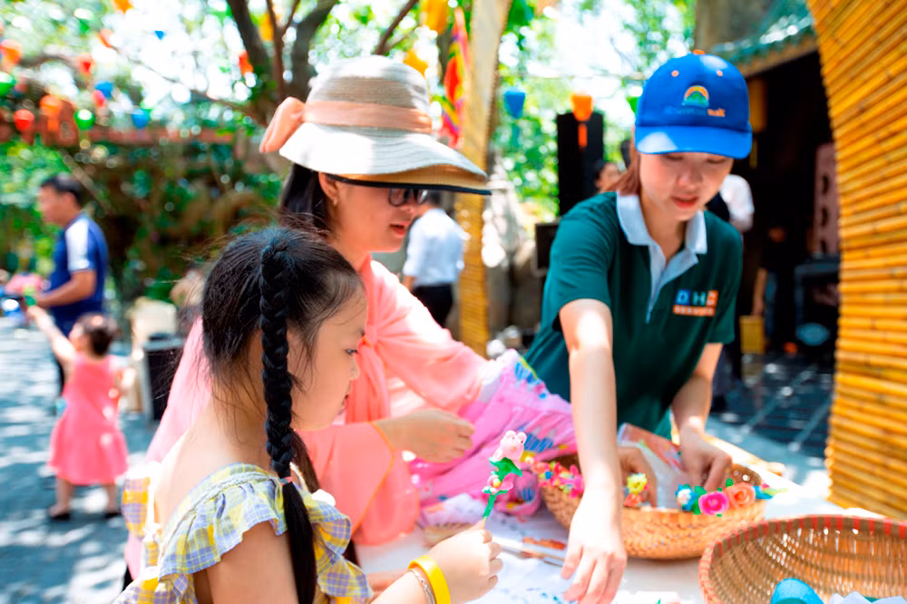Các em nhỏ rất thích thú với trò chơi nặn tò he bằng bột gạo trộn đường, sau đó có thể thưởng thức như một cây kẹo mút.