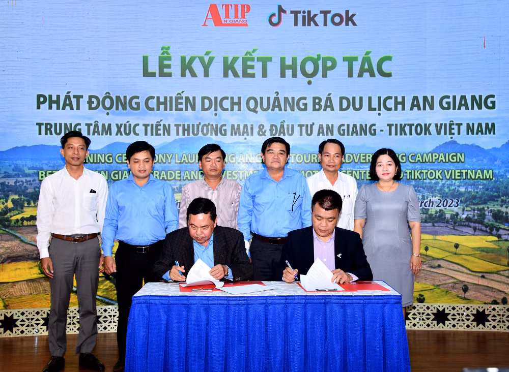 Quang cảnh lễ ký kết.