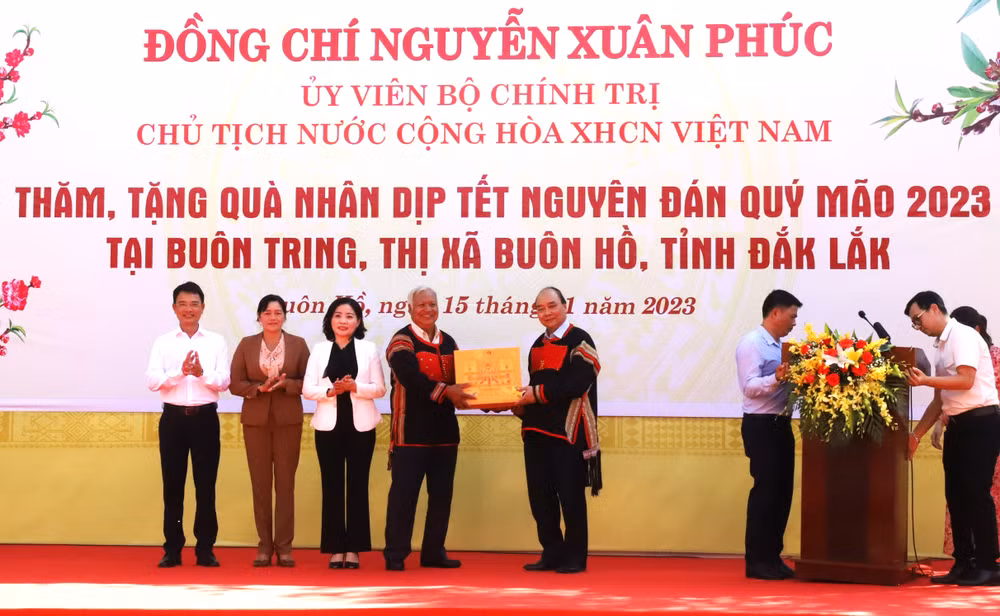 [Ảnh] Chủ tịch nước Nguyễn Xuân Phúc thăm, chúc Tết, tặng quà tại Đắk Lắk ảnh 9