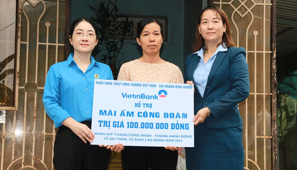 Chủ tịch Liên đoàn Lao động tỉnh Bình Dương Nguyễn Kim Loan và đại diện Ngân hàng Thương mại Cổ phần Công thương Việt Nam - Chi nhánh Bình Dương trao hỗ trợ sửa chữa căn nhà “Mái ấm công đoàn” cho cô giáo Nguyễn Thị Mỹ Vân.