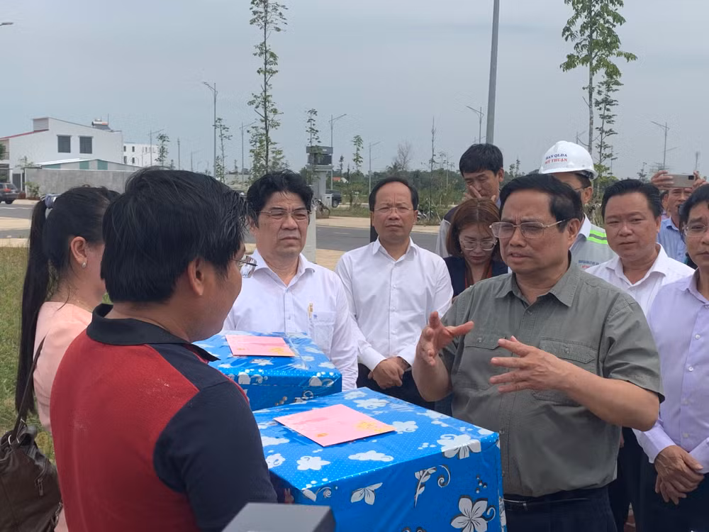 Thủ tướng chính phủ Phạm Minh Chính thăm hỏi, động viên các hộ dân khu tái định cư. (Ảnh: Thanh Tâm)