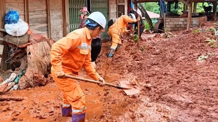 Công nhân Điện lực Tân Uyên PC Lai Châu hỗ trợ bà con nhân dân khắc phục sau mưa lũ.