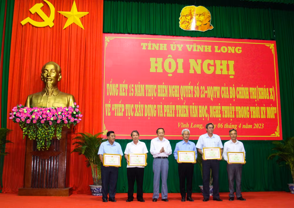 Ban tổ chức trao Bằng khen cho các tập thể đã có thành tích xuất sắc trong tổ chức thực hiện Nghị quyết số 23-NQ/TW. 