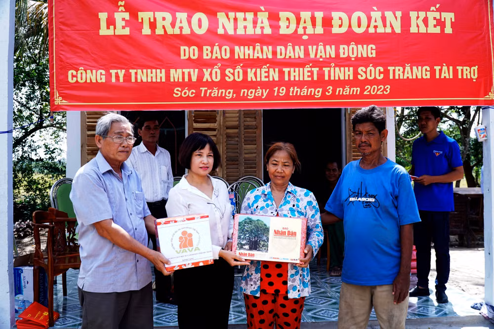 Đại diện Báo Nhân Dân trao nhà Đại đoàn kết và quà cho gia đình anh Phên.