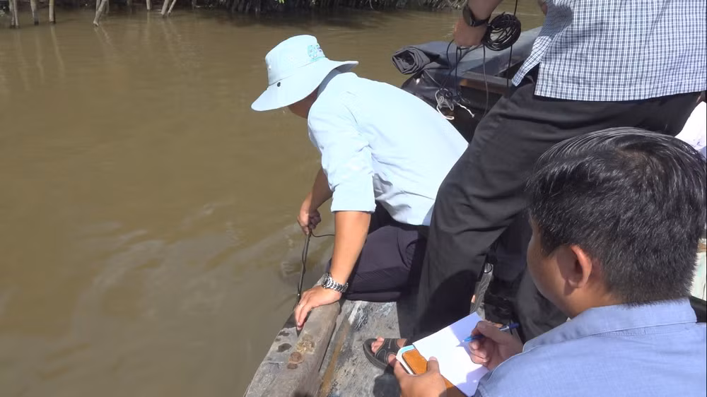 Khảo sát và đo độ sâu lòng sông.