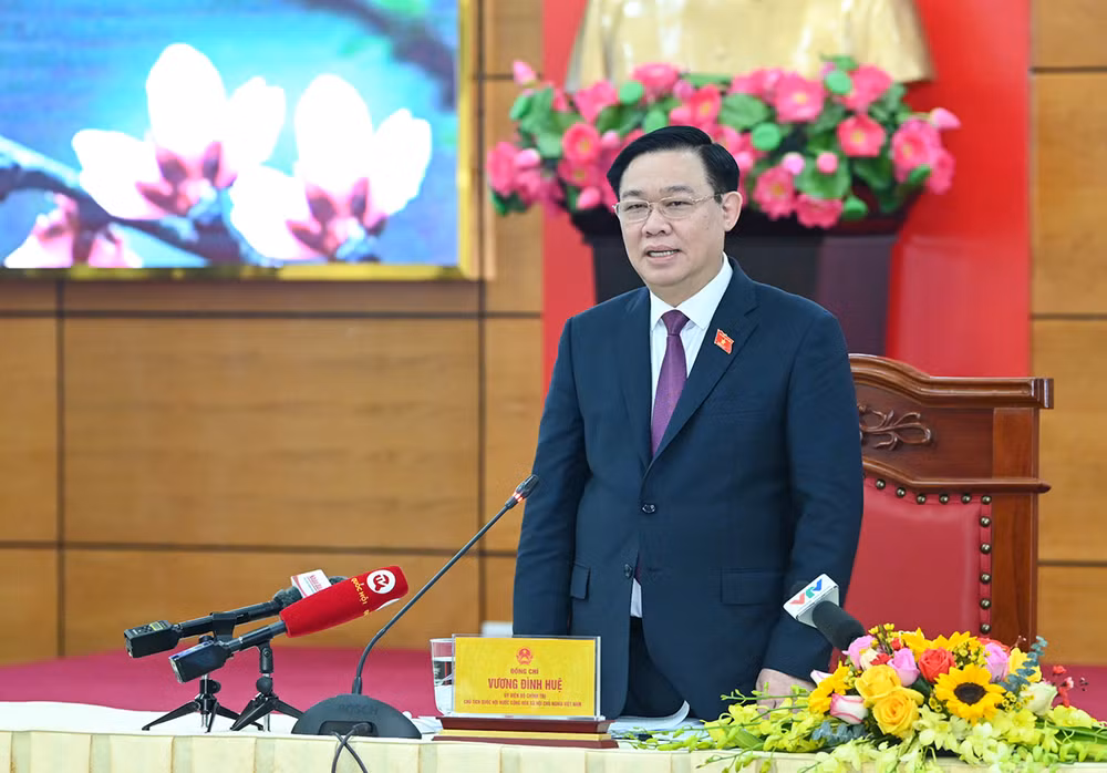 Chủ tịch Quốc hội Vương Đình Huệ phát biểu thăm hỏi, chúc Tết Đảng bộ, Chính quyền và nhân dân tỉnh Lào Cai. 