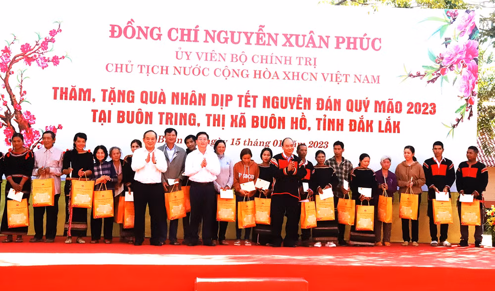 Chủ tịch nước Nguyễn Xuân Phúc tặng quà Tết cho đồng bào các dân tộc buôn Tring, phường An Lạc, thị xã Buôn Hồ, tỉnh Đắk Lắk.