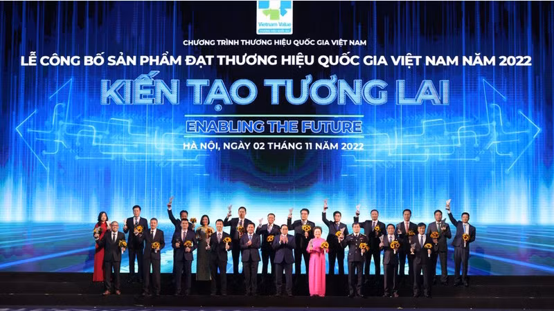 Thủ tướng Phạm Minh Chính chụp ảnh cùng các doanh nghiệp có sản phẩm đạt thương hiệu quốc gia năm 2022. 