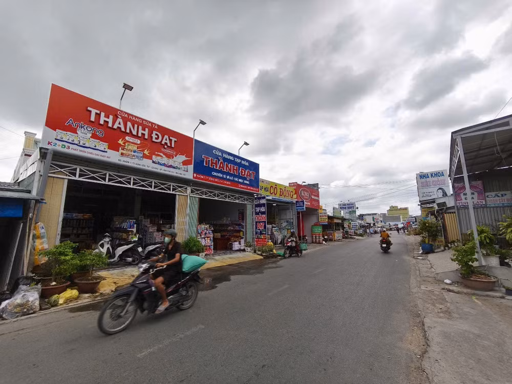 Khu vực ông Tiền thuê đất công xưa kia nay đã thành khu phố buôn bán sầm uất với khá nhiều mặt hàng.