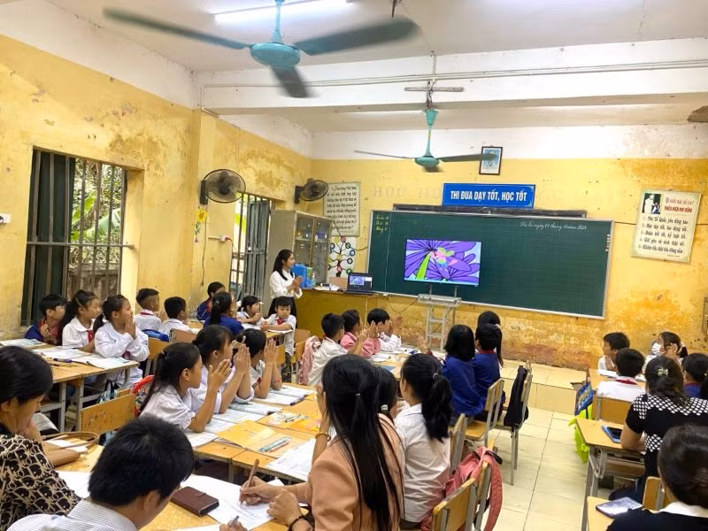 Trường tiểu học và trung học cơ sở Bình Kiều, huyện Khoái Châu, tỉnh Hưng Yên ứng dụng công nghệ thông tin trong dạy và học.