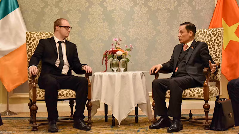 Bí thư Trung ương Đảng, Trưởng Ban Đối ngoại Trung ương Lê Hoài Trung tiếp, làm việc với Bí thư Trung ương phụ trách Đối ngoại Đảng Cộng sản Ireland Graham Harrington. (Ảnh: baoquocte)