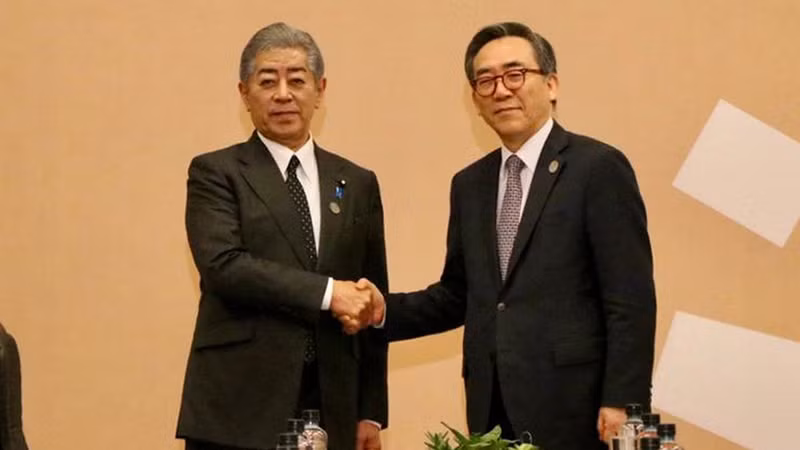 Ông Cho Tae Yul và người đồng cấp Takeshi Iwaya bên lề APEC 2024. (Nguồn: Yonhap)