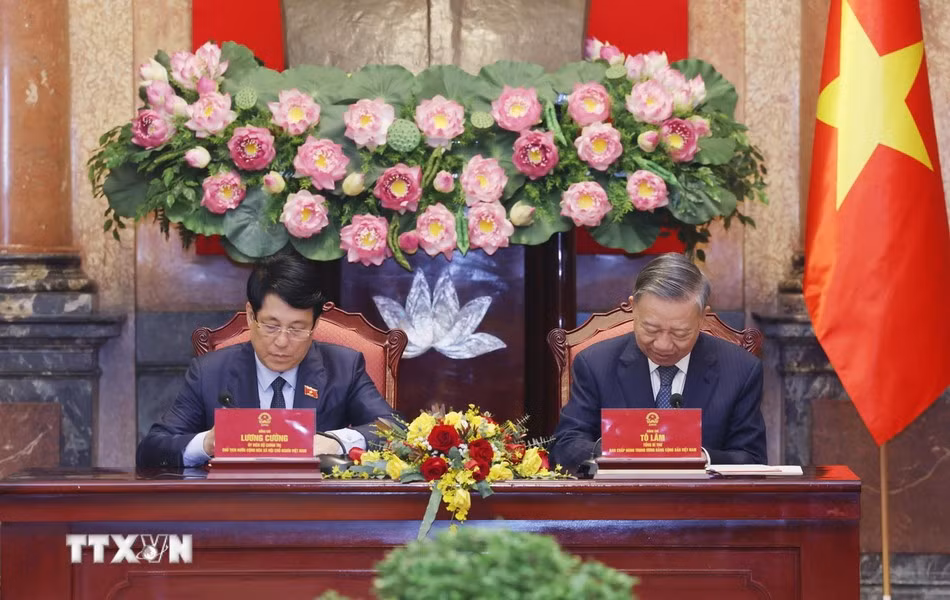 Tổng Bí thư Tô Lâm và Chủ tịch nước Lương Cường ký Biên bản bàn giao công tác của Chủ tịch nước.
