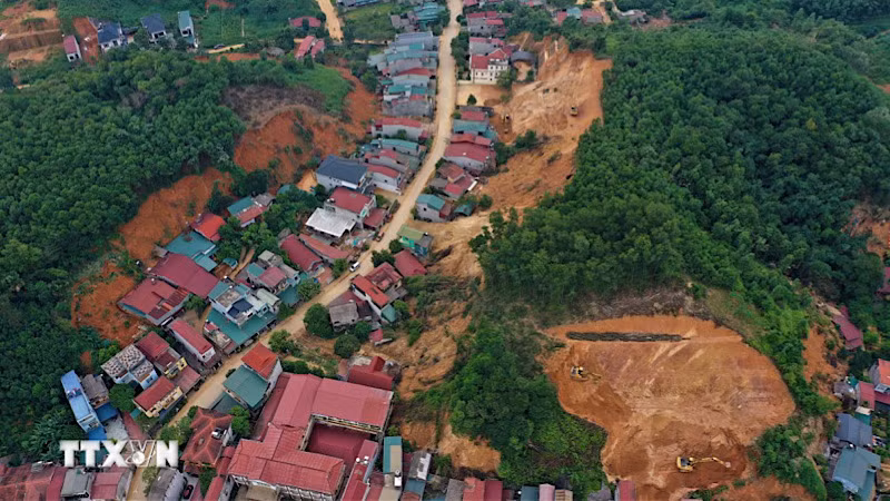 Sau bão số 3, nhiều điểm sạt lở xuất hiện tại thành phố Yên Bái. (Ảnh: TTXVN)