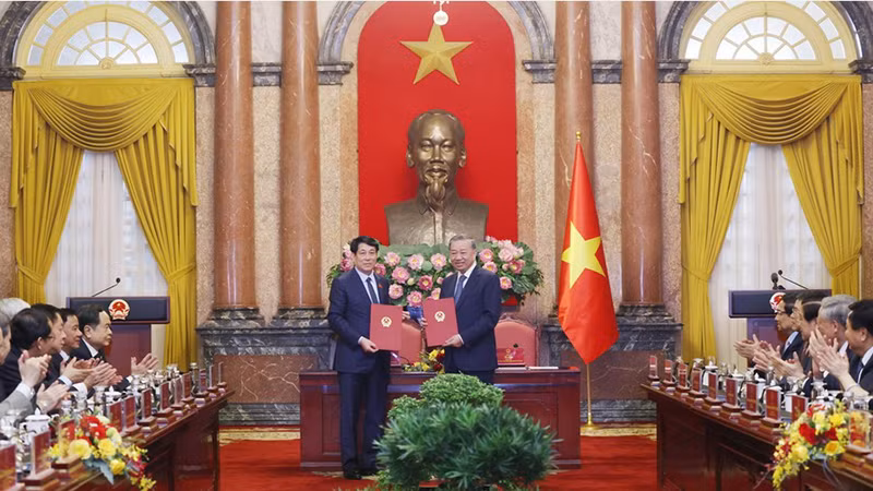 Tổng Bí thư Tô Lâm và Chủ tịch nước Lương Cường trao Biên bản bàn giao công tác của Chủ tịch nước. 