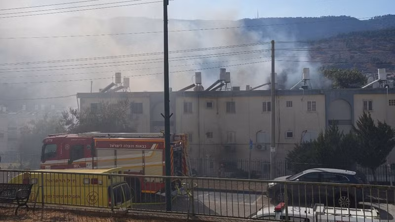 Khói bốc lên sau vụ tấn công tên lửa tại Kiryat Shmona, miền bắc Israel, ngày 9/10/2024. (Ảnh: THX/TTXVN)